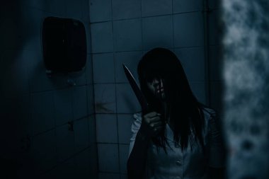 Asyalı kadın portresi kanla, korku sahnesiyle, korkunç geçmişiyle, Cadılar Bayramı posteriyle, Taylandlı insanlarla dolu.