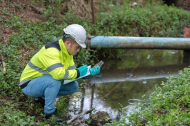 Çevre mühendisleri su kalitesini inceler, suyu test etmek için laboratuvara getirir, su ve topraktaki mineral içeriğini kontrol eder, su kaynaklarındaki kirleticileri kontrol ederler..