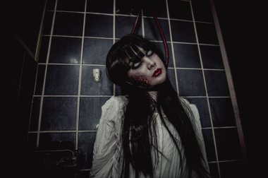 Asyalı kadın portresi, hayalet makyajı, arka plan korku sahnesi, Cadılar Bayramı festivali konsepti, hayalet filmleri posteri.