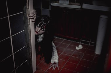 Asyalı kadın portresi, hayalet makyajı, arka plan korku sahnesi, Cadılar Bayramı festivali konsepti, hayalet filmleri posteri.