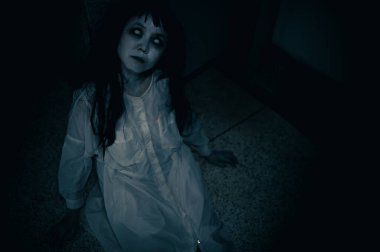 Asyalı kadın makyajı hayaleti, arka plan korku sahnesi, Cadılar Bayramı festivali konsepti, hayalet filmleri afişi, dairede kızgın ruh.