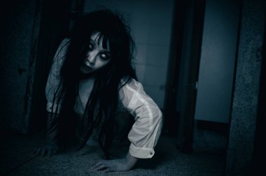 Asyalı kadın makyajı hayaleti, arka plan korku sahnesi, Cadılar Bayramı festivali konsepti, hayalet filmleri afişi, dairede kızgın ruh.