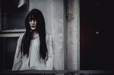 Asyalı kadın portresi, hayalet makyajı, arka plan korku sahnesi, Cadılar Bayramı festivali konsepti, hayalet filmleri posteri.