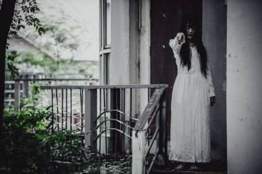 Asyalı kadın portresi, hayalet makyajı, arka plan korku sahnesi, Cadılar Bayramı festivali konsepti, hayalet filmleri posteri.