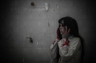 Asyalı kadın makyajı hayaleti, arka plan korku sahnesi, Cadılar Bayramı festivali konsepti, hayalet filmleri afişi, dairede kızgın ruh.