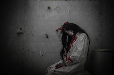 Asyalı kadın makyajı hayaleti, arka plan korku sahnesi, Cadılar Bayramı festivali konsepti, hayalet filmleri afişi, dairede kızgın ruh.