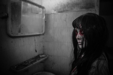 Asyalı kadın makyajı hayaleti, arka plan korku sahnesi, Cadılar Bayramı festivali konsepti, hayalet filmleri afişi, dairede kızgın ruh.