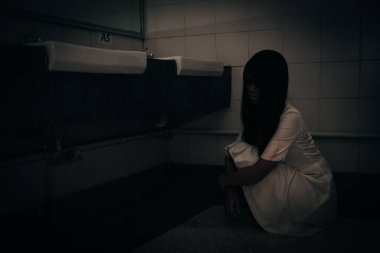 Asyalı kadın portresi kanla, korku sahnesiyle, korkunç geçmişiyle, Cadılar Bayramı posteriyle, Taylandlı insanlarla dolu.