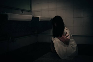 Asyalı kadın portresi kanla, korku sahnesiyle, korkunç geçmişiyle, Cadılar Bayramı posteriyle, Taylandlı insanlarla dolu.