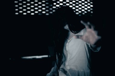 Asyalı kadın makyajı hayaleti, arka plan korku sahnesi, Cadılar Bayramı festivali konsepti, hayalet filmleri afişi, dairede kızgın ruh.