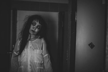 Asyalı kadın makyajı hayaleti, arka plan korku sahnesi, Cadılar Bayramı festivali konsepti, hayalet filmleri afişi, dairede kızgın ruh.