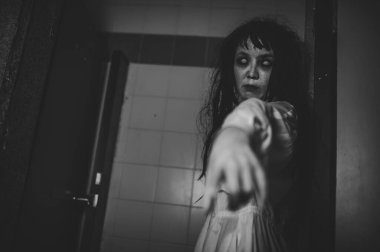 Asyalı kadın makyajı hayaleti, arka plan korku sahnesi, Cadılar Bayramı festivali konsepti, hayalet filmleri afişi, dairede kızgın ruh.