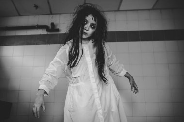 Asyalı kadın makyajı hayaleti, arka plan korku sahnesi, Cadılar Bayramı festivali konsepti, hayalet filmleri afişi, dairede kızgın ruh.