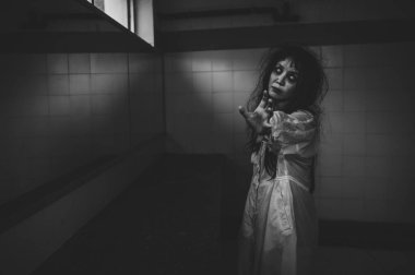 Asyalı kadın makyajı hayaleti, arka plan korku sahnesi, Cadılar Bayramı festivali konsepti, hayalet filmleri afişi, dairede kızgın ruh.