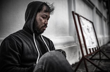 Asyalı adam yan yolda evsiz, yabancı biri yolda yalnız yaşamak zorunda çünkü ailesi yok..