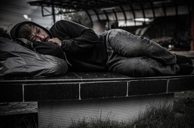 Asyalı adam yan yolda evsiz, yabancı biri yolda yalnız yaşamak zorunda çünkü ailesi yok..