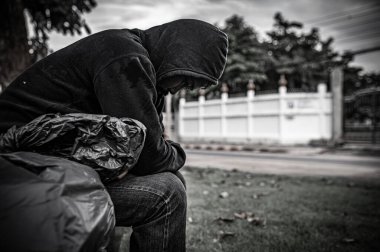 Asyalı adam yan yolda evsiz, yabancı biri yolda yalnız yaşamak zorunda çünkü ailesi yok..