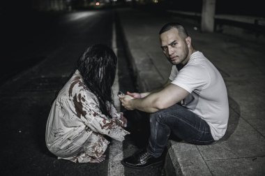 Asyalı kadın portresi, gece yolundaki adamla barışma, arka plandaki korkunç korku sahnesi, Cadılar Bayramı festivali konsepti, hayalet filmleri posteri, katil aşıkların ruhları.