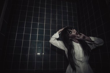 Asyalı kadın portresi, hayalet makyajı, arka plan korku sahnesi, Cadılar Bayramı festivali konsepti, hayalet filmleri posteri.