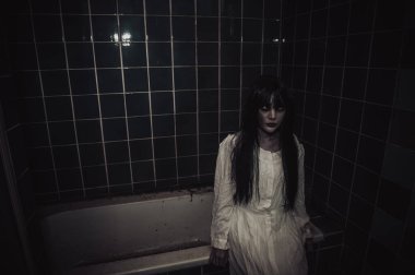 Asyalı kadın portresi, hayalet makyajı, arka plan korku sahnesi, Cadılar Bayramı festivali konsepti, hayalet filmleri posteri.