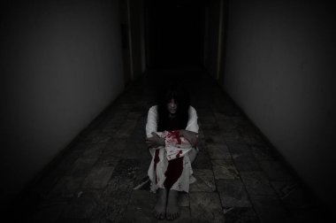 Asyalı kadın makyajı hayaleti, arka plan korku sahnesi, Cadılar Bayramı festivali konsepti, hayalet filmleri afişi, dairede kızgın ruh.