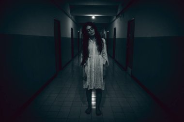 Asyalı kadın makyajı hayaleti, arka plan korku sahnesi, Cadılar Bayramı festivali konsepti, hayalet filmleri afişi, dairede kızgın ruh.