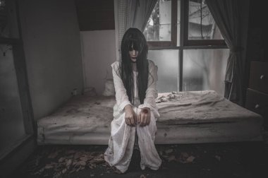 Asyalı kadın portresi, hayalet makyajı, arka plan korku sahnesi, Cadılar Bayramı festivali konsepti, hayalet filmleri posteri.