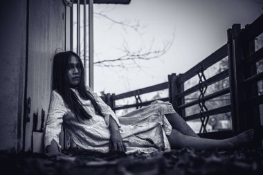 Asyalı kadın portresi kanla, korku sahnesiyle, korkunç geçmişiyle, Cadılar Bayramı posteriyle, Taylandlı insanlarla, hayalet film posteriyle...