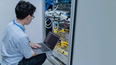 Bilgisayar mühendisi sunucu odasında ağ kuruyor, Sistem Bakım teknisyeni, erkek mühendis modern veri merkezinde sunucu odasında çalışıyor.