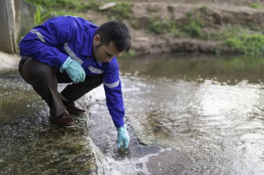 Çevre mühendisleri su kalitesini inceler, suyu test etmek için laboratuvara getirir, su ve topraktaki mineral içeriğini kontrol eder, su kaynaklarındaki kirleticileri kontrol ederler..