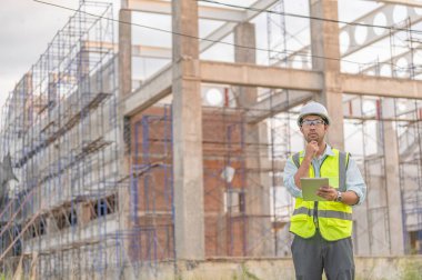 Büyük bir inşaat projesinin şantiyesinde çalışan iki Asyalı mühendis inşaat alanında fazla mesai, inşaat alanındaki mühendis diski, mimar, yönetici ve ustabaşı tasarımı tartışmak için bir araya geldiler.