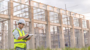 Büyük bir inşaat projesinin şantiyesinde çalışan iki Asyalı mühendis inşaat alanında fazla mesai, inşaat alanındaki mühendis diski, mimar, yönetici ve ustabaşı tasarımı tartışmak için bir araya geldiler.