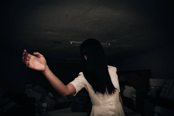 Портрет азиатской женщины составляют призрак лица с кровью, сцены ужаса, Страшный фон, Хэллоуин плакат, Таиланд люди
