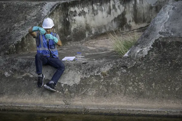 Çevre mühendisleri su kalitesini inceler, suyu test etmek için laboratuvara getirir, su ve topraktaki mineral içeriğini kontrol eder, su kaynaklarındaki kirleticileri kontrol ederler..