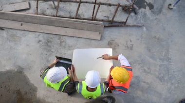 İnşaat alanında birlikte çalışan mühendisler.