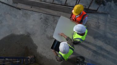 İnşaat alanında birlikte çalışan mühendisler.