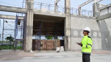 İnşaat alanında çalışan güvenlik üniformalı bir inşaat işçisi.
