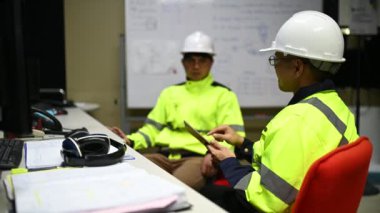 Üniformalı mühendisler ve fabrikada çalışan güvenlik ekipmanları endüstriyel mühendislik konsepti, çalışma sürecini tartışan erkekler.