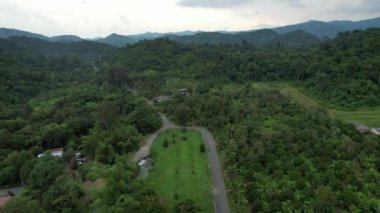 Dağlardaki yolun havadan görünüşü.
