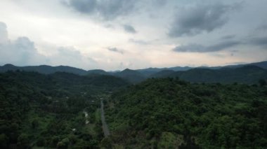 Dağlardaki yolun havadan görünüşü.