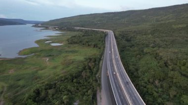 Yeşil dağlardaki göl manzaralı yol.