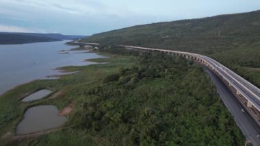 Yeşil dağlardaki göl manzaralı yol.