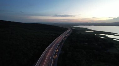 Gecenin karanlığında otoyol. hava aracı üst görünümü.