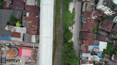 Binaları ve köprüsü olan köyün havadan görüntüsü