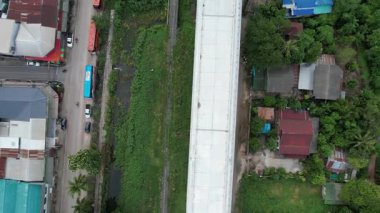 Binaları ve köprüsü olan köyün havadan görüntüsü