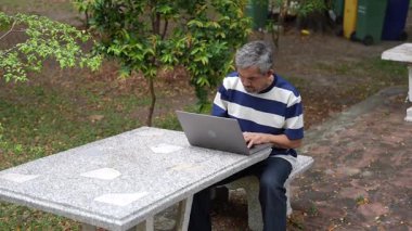 Komuta sizde park içinde laptop üzerinde çalışıyor