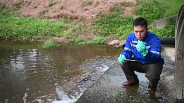 Atık suda su kalitesini denetleyen çevre mühendisi