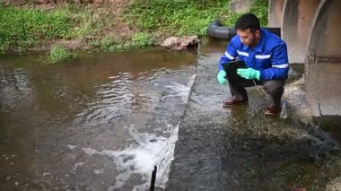 Atık suda su kalitesini denetleyen çevre mühendisi