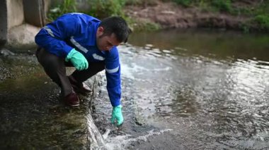 Atık suda su kalitesini denetleyen çevre mühendisi