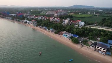 Yerel tatil köyleri olan deniz manzaralı güzel bir manzara.